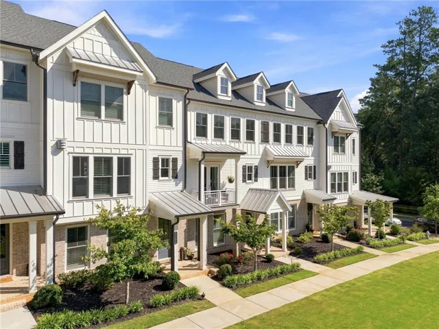Welcome Home to Lakeside at Crabapple.