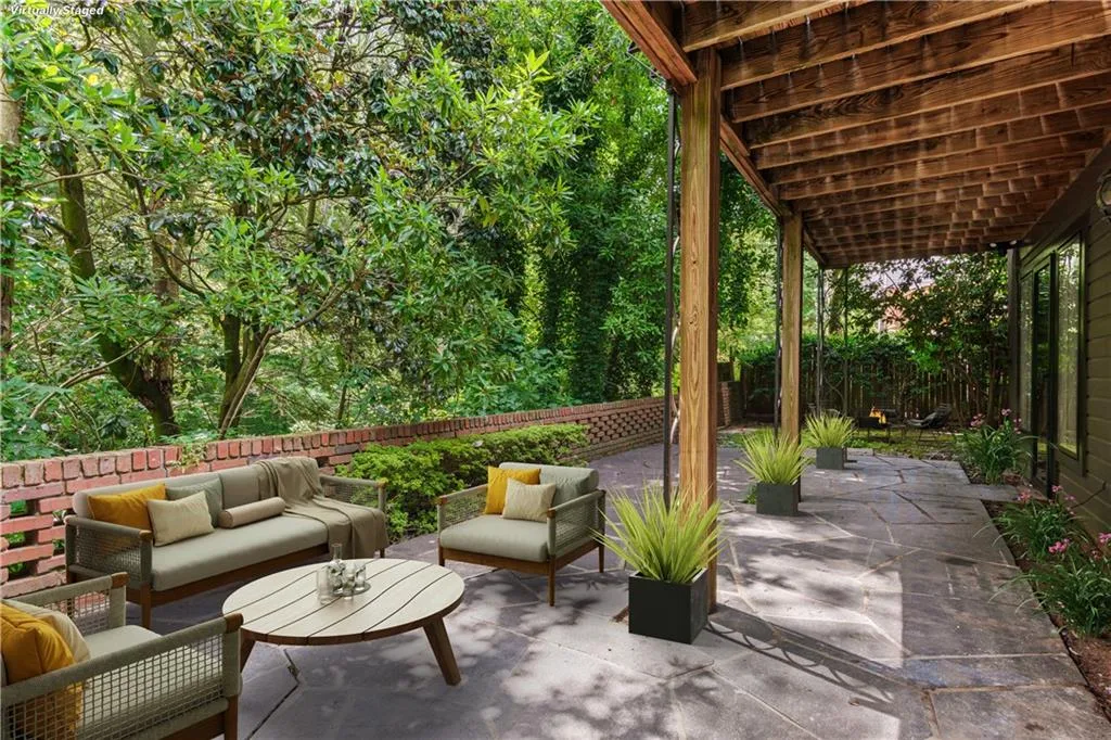 Fabulous patio with flagstone.