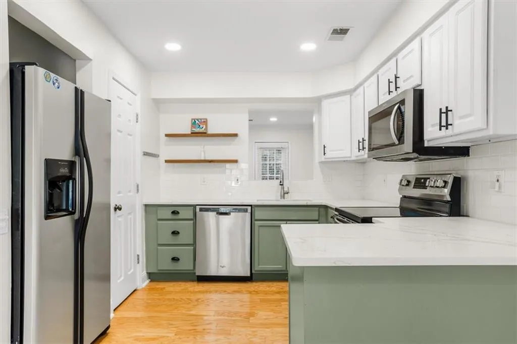 232 Peachtree Hollow Court, Sandy Springs, Georgia 30328, 2 Bedrooms Bedrooms, ,2 BathroomsBathrooms,Residential,For Sale,232 Peachtree Hollow Court,7709472