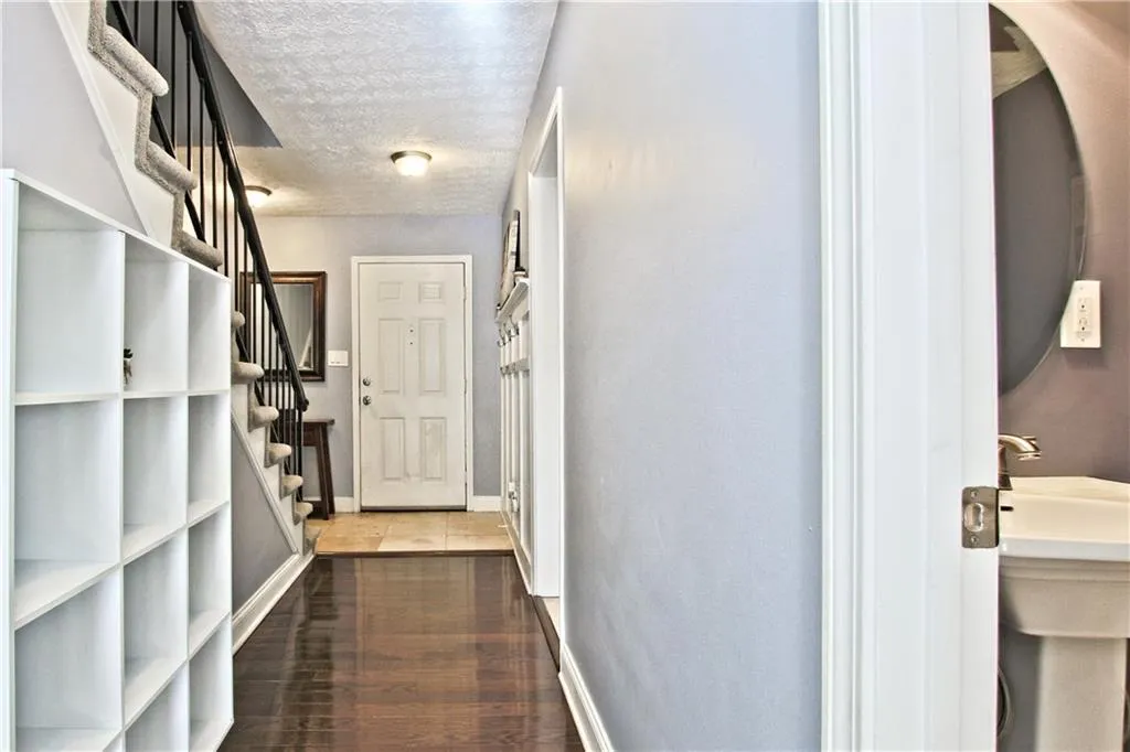 6980 Roswell Road Unit N1, Atlanta, Georgia 30328, 3 Bedrooms Bedrooms, ,2 BathroomsBathrooms,Residential,Sold,6980 Roswell Road Unit N1,6116297