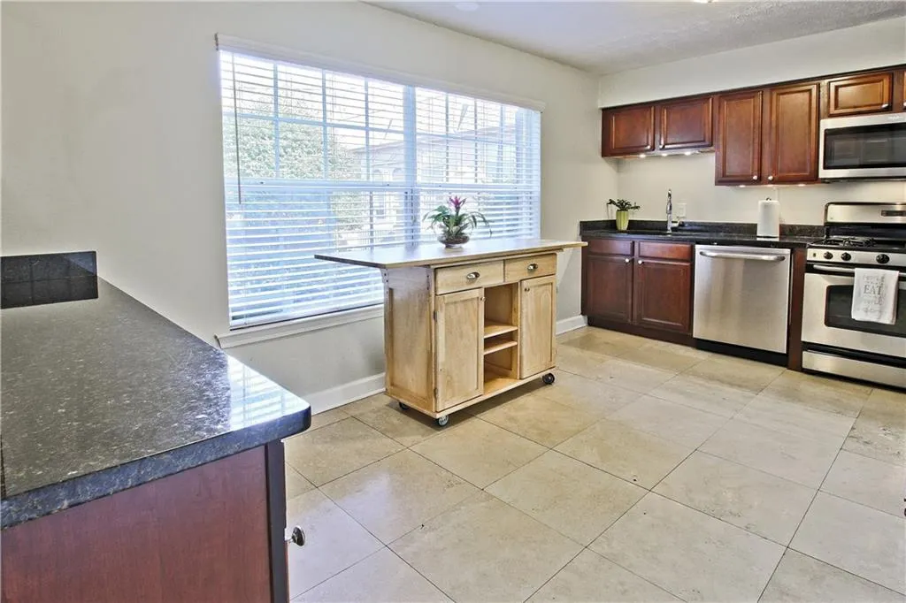 6980 Roswell Road Unit N1, Atlanta, Georgia 30328, 3 Bedrooms Bedrooms, ,2 BathroomsBathrooms,Residential,Sold,6980 Roswell Road Unit N1,6116297