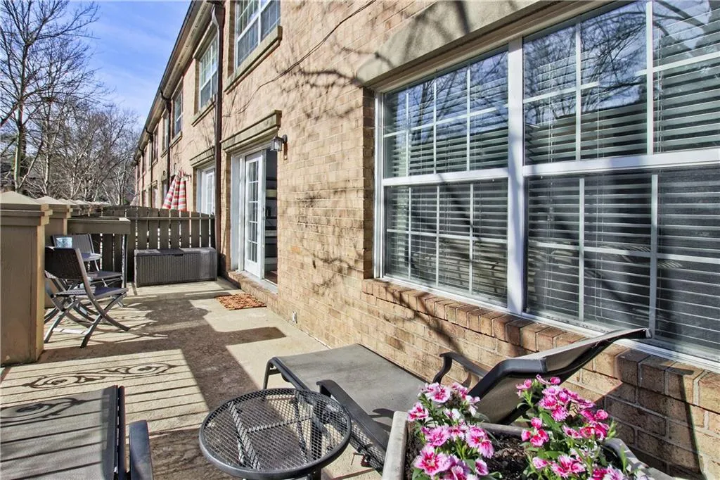 6980 Roswell Road Unit N1, Atlanta, Georgia 30328, 3 Bedrooms Bedrooms, ,2 BathroomsBathrooms,Residential,Sold,6980 Roswell Road Unit N1,6116297