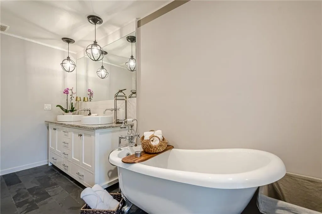 Claw foot soaking tub!