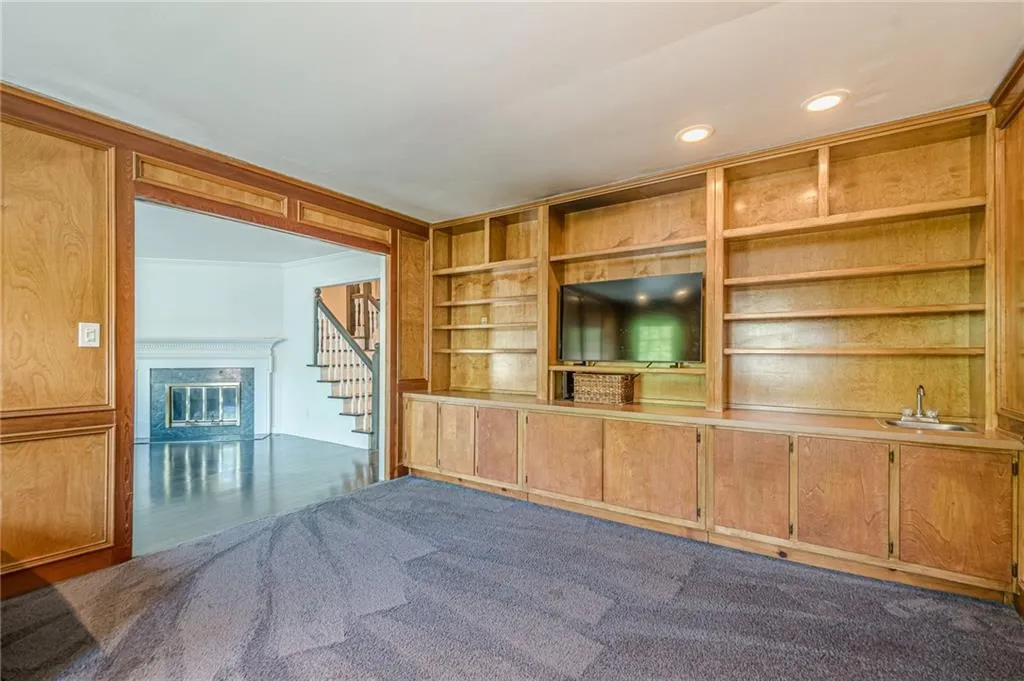 Den w/built-ins