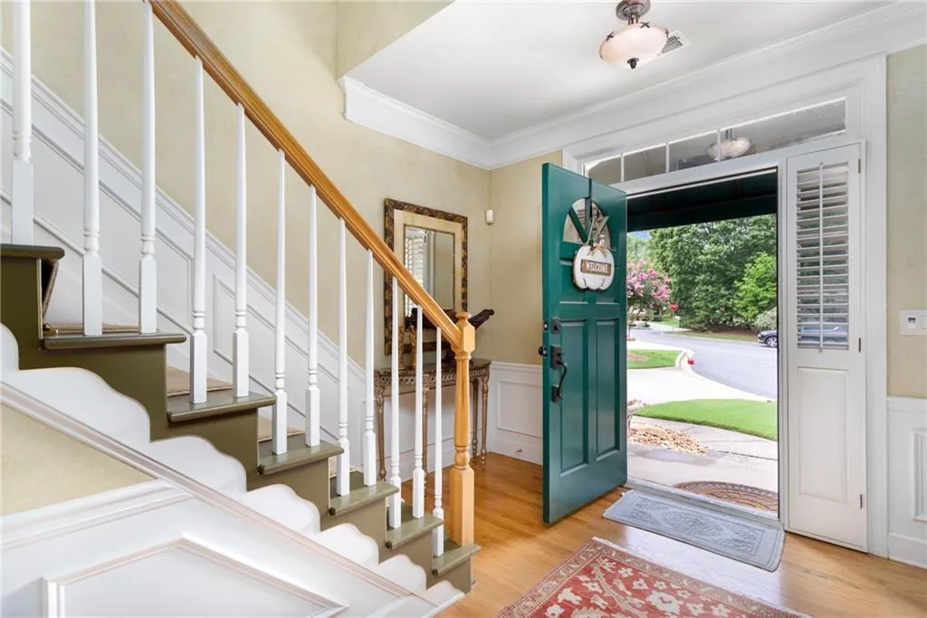215 Glenridge Close Circle, Sandy Springs, Georgia 30328, 4 Bedrooms Bedrooms, ,2 BathroomsBathrooms,Residential,Sold,215 Glenridge Close Circle,7254557