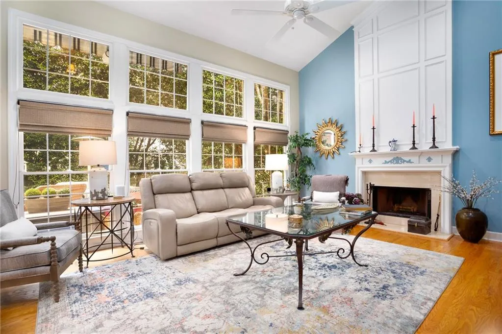 215 Glenridge Close Circle, Sandy Springs, Georgia 30328, 4 Bedrooms Bedrooms, ,2 BathroomsBathrooms,Residential,Sold,215 Glenridge Close Circle,7254557