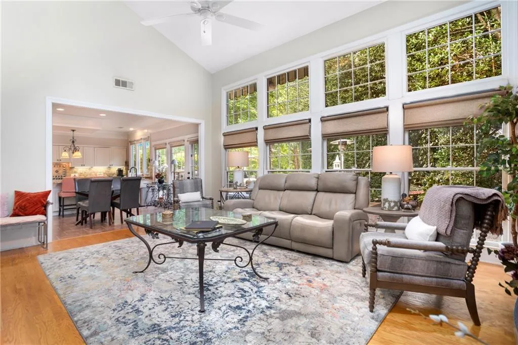 215 Glenridge Close Circle, Sandy Springs, Georgia 30328, 4 Bedrooms Bedrooms, ,2 BathroomsBathrooms,Residential,Sold,215 Glenridge Close Circle,7254557