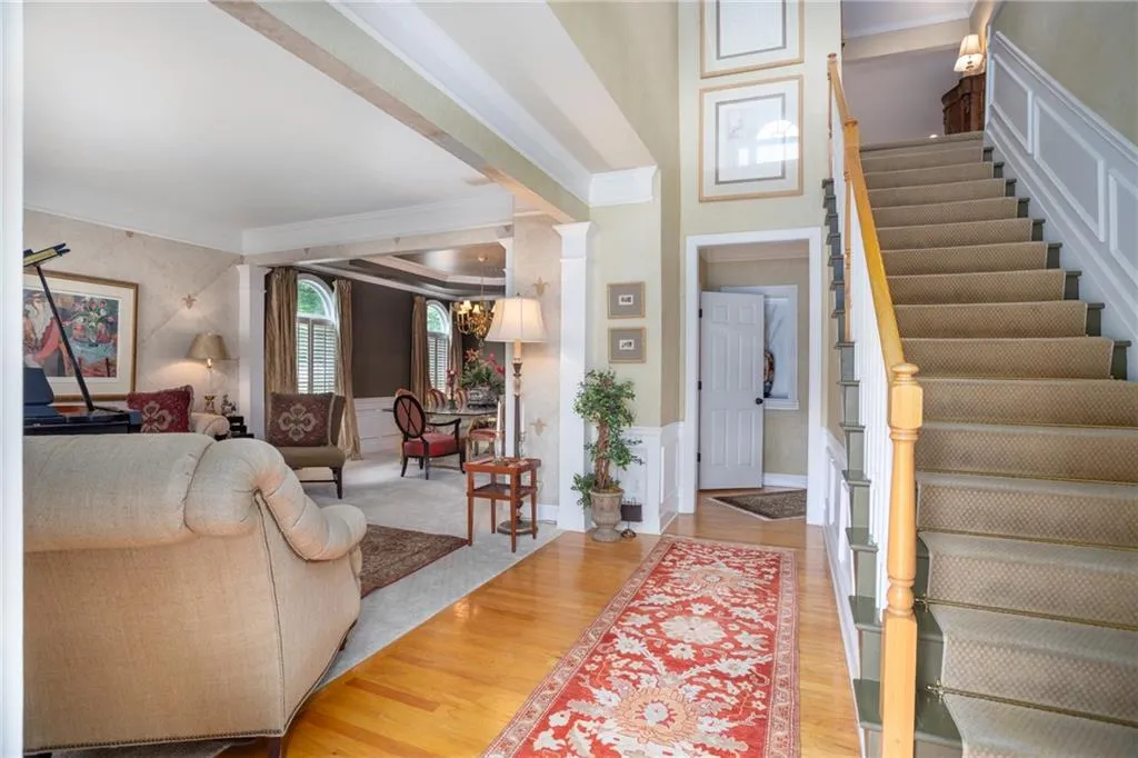 215 Glenridge Close Circle, Sandy Springs, Georgia 30328, 4 Bedrooms Bedrooms, ,2 BathroomsBathrooms,Residential,Sold,215 Glenridge Close Circle,7254557