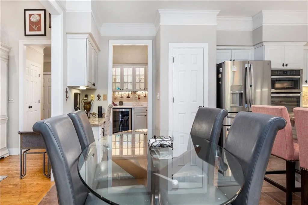 215 Glenridge Close Circle, Sandy Springs, Georgia 30328, 4 Bedrooms Bedrooms, ,2 BathroomsBathrooms,Residential,Sold,215 Glenridge Close Circle,7254557
