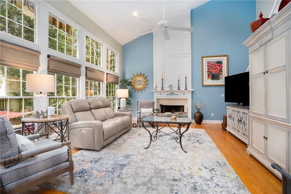 215 Glenridge Close Circle, Sandy Springs, Georgia 30328, 4 Bedrooms Bedrooms, ,2 BathroomsBathrooms,Residential,Sold,215 Glenridge Close Circle,7254557
