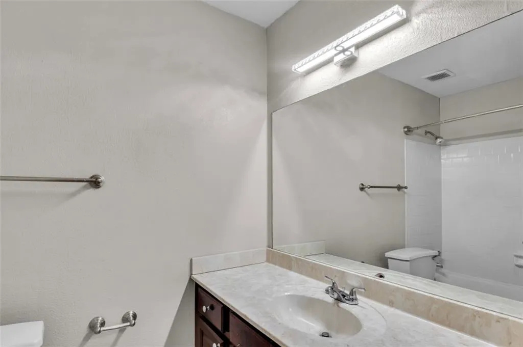 Full bath with vanity and washtub / shower combination