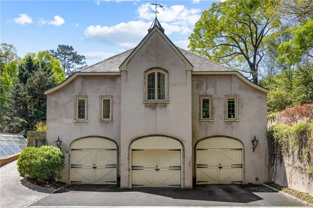 881 W Conway Drive Nw, Atlanta, Georgia 30327, 6 Bedrooms Bedrooms, 0 ,8 BathroomsBathrooms,Residential,For Sale,881 W Conway Drive Nw,7676978
