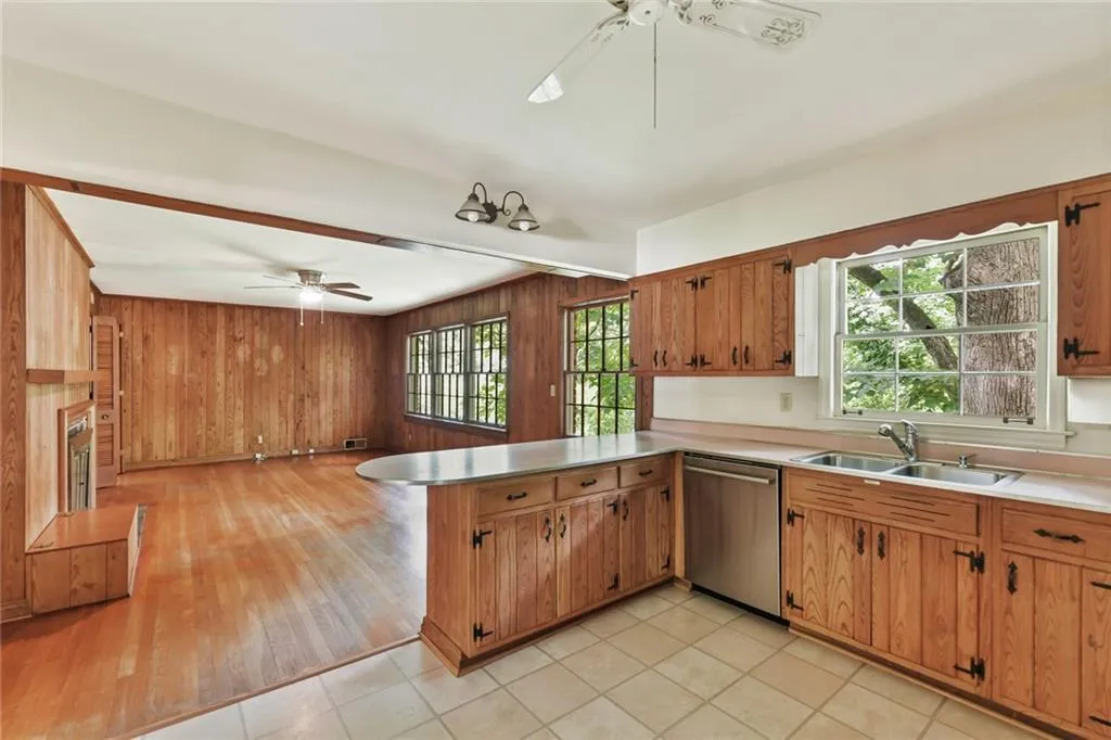 910 Starlight Drive, Atlanta, Georgia 30342, 4 Bedrooms Bedrooms, ,2 BathroomsBathrooms,Residential,Sold,910 Starlight Drive,6918874