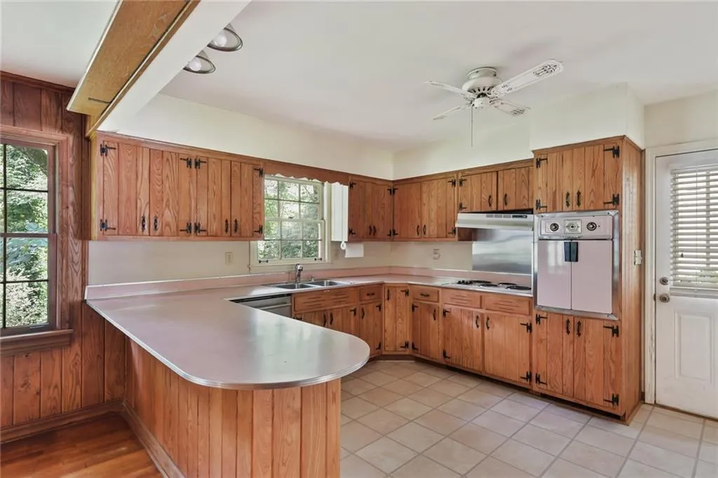 910 Starlight Drive, Atlanta, Georgia 30342, 4 Bedrooms Bedrooms, ,2 BathroomsBathrooms,Residential,Sold,910 Starlight Drive,6918874