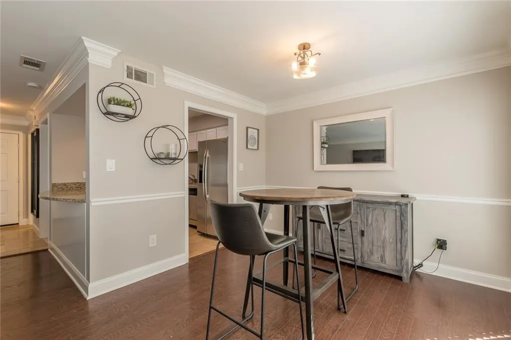 6980 Roswell Road Unit E6, Sandy Springs, Georgia 30328, 2 Bedrooms Bedrooms, ,2 BathroomsBathrooms,Residential,Sold,6980 Roswell Road Unit E6,6849687