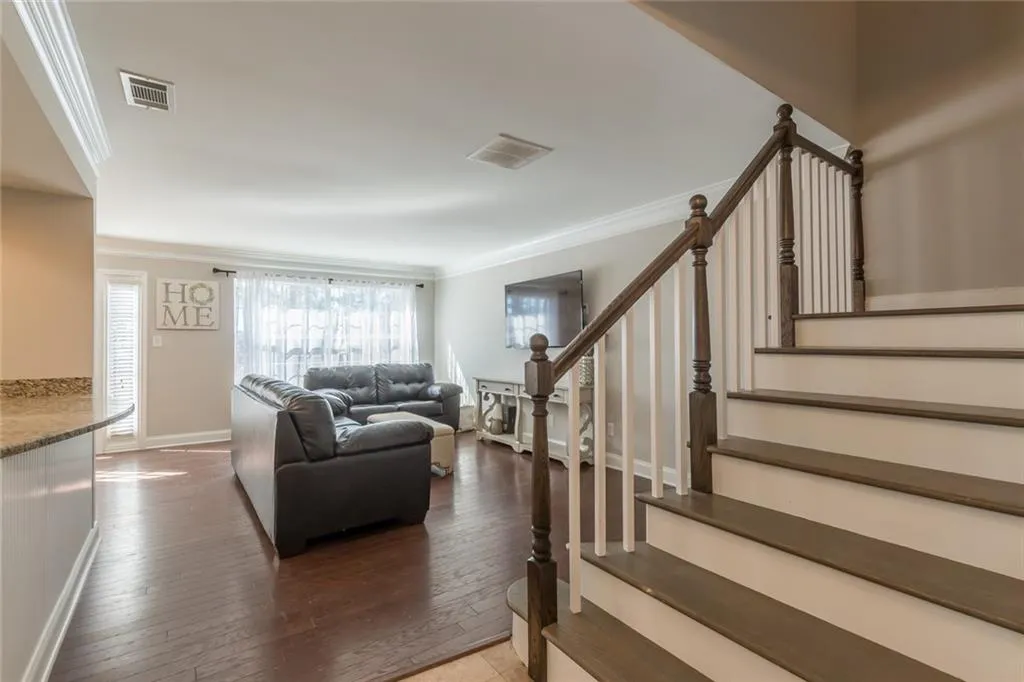 6980 Roswell Road Unit E6, Sandy Springs, Georgia 30328, 2 Bedrooms Bedrooms, ,2 BathroomsBathrooms,Residential,Sold,6980 Roswell Road Unit E6,6849687