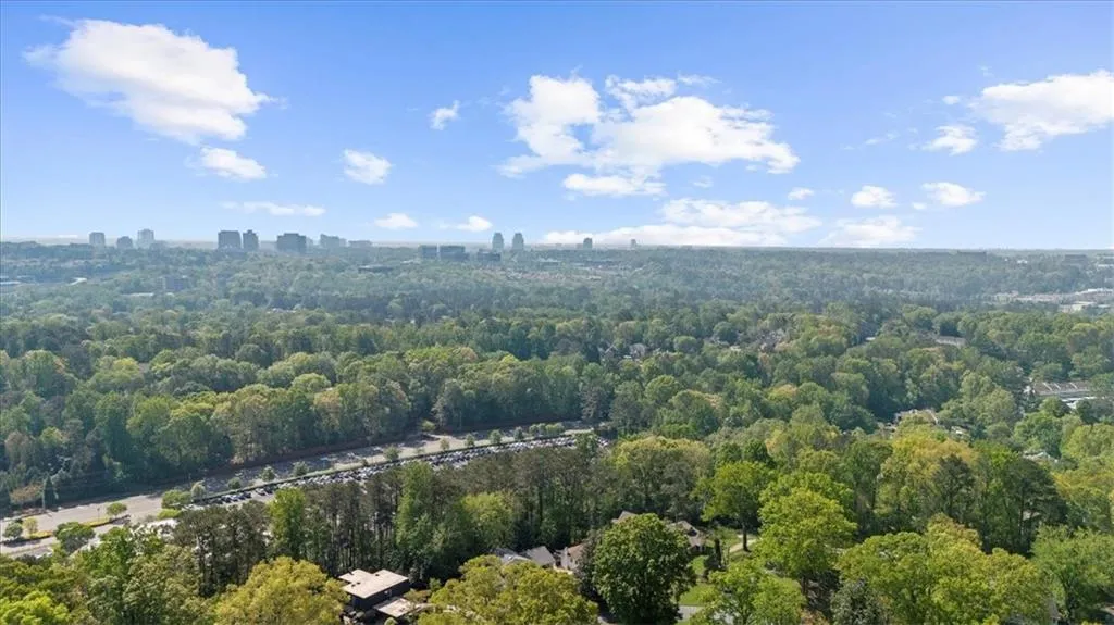 Birds eye view of property featuring a forest view
