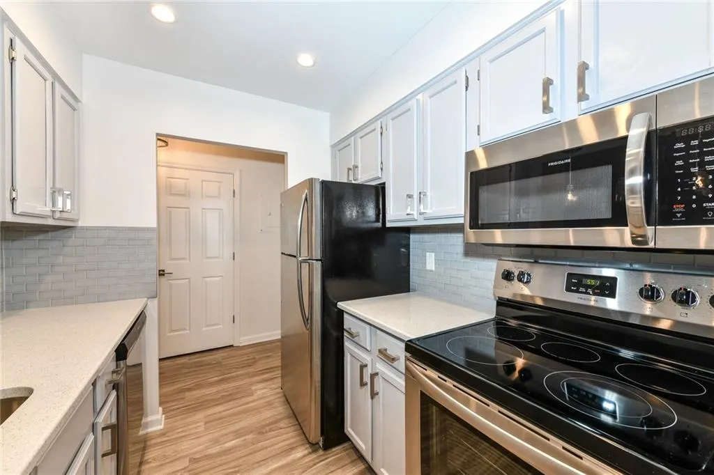 300 Johnson Ferry Road Ne Unit A309, Sandy Springs, Georgia 30328, 1 Bedroom Bedrooms, ,1 BathroomBathrooms,Residential,Sold,300 Johnson Ferry Road Ne Unit A309,7173406