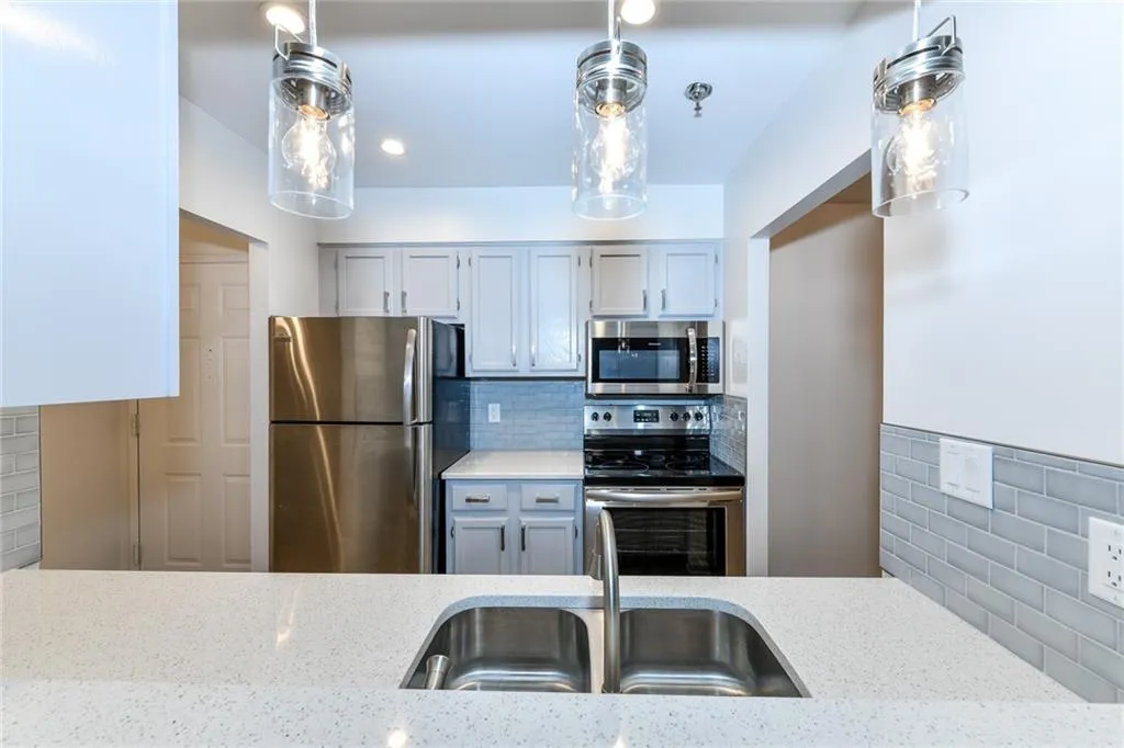 300 Johnson Ferry Road Ne Unit A309, Sandy Springs, Georgia 30328, 1 Bedroom Bedrooms, ,1 BathroomBathrooms,Residential,Sold,300 Johnson Ferry Road Ne Unit A309,7173406