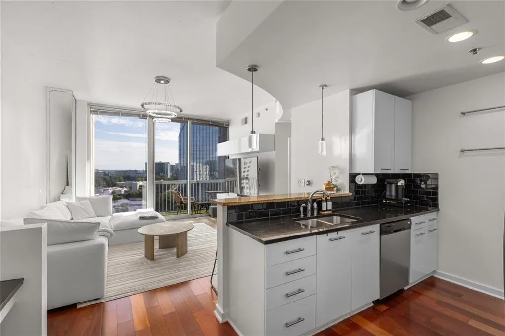 3324 Peachtree Road Ne Unit 1304, Atlanta, Georgia 30326, 1 Bedroom Bedrooms, ,1 BathroomBathrooms,Residential,For Sale,3324 Peachtree Road Ne Unit 1304,7574693