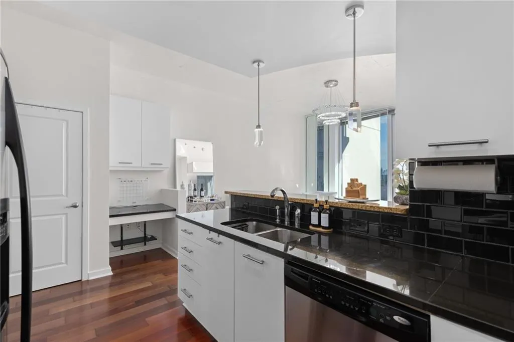 3324 Peachtree Road Ne Unit 1304, Atlanta, Georgia 30326, 1 Bedroom Bedrooms, ,1 BathroomBathrooms,Residential,For Sale,3324 Peachtree Road Ne Unit 1304,7574693