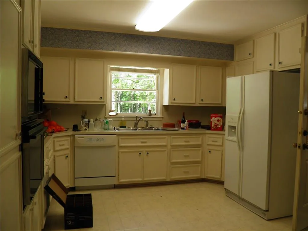 395 River Valley Road Nw, Atlanta, Georgia 30328, 4 Bedrooms Bedrooms, ,3 BathroomsBathrooms,Residential,Sold,395 River Valley Road Nw,5867676