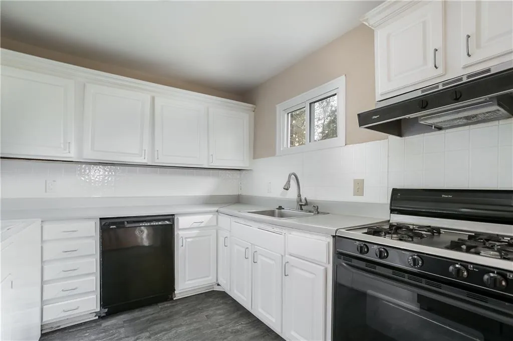 5650 Kingsport Drive Unit 6, Atlanta, Georgia 30342, 3 Bedrooms Bedrooms, ,2 BathroomsBathrooms,Residential,Sold,5650 Kingsport Drive Unit 6,6107290