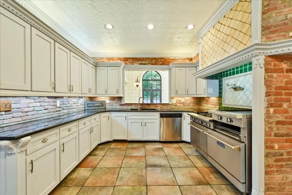 8970 Huntcliff Trace, Sandy Springs, Georgia 30350, 6 Bedrooms Bedrooms, ,6 BathroomsBathrooms,Residential,Sold,8970 Huntcliff Trace,6900649