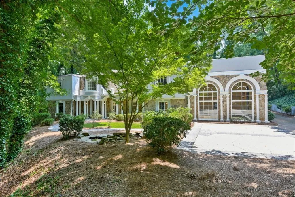 8970 Huntcliff Trace, Sandy Springs, Georgia 30350, 6 Bedrooms Bedrooms, ,6 BathroomsBathrooms,Residential,Sold,8970 Huntcliff Trace,6900649