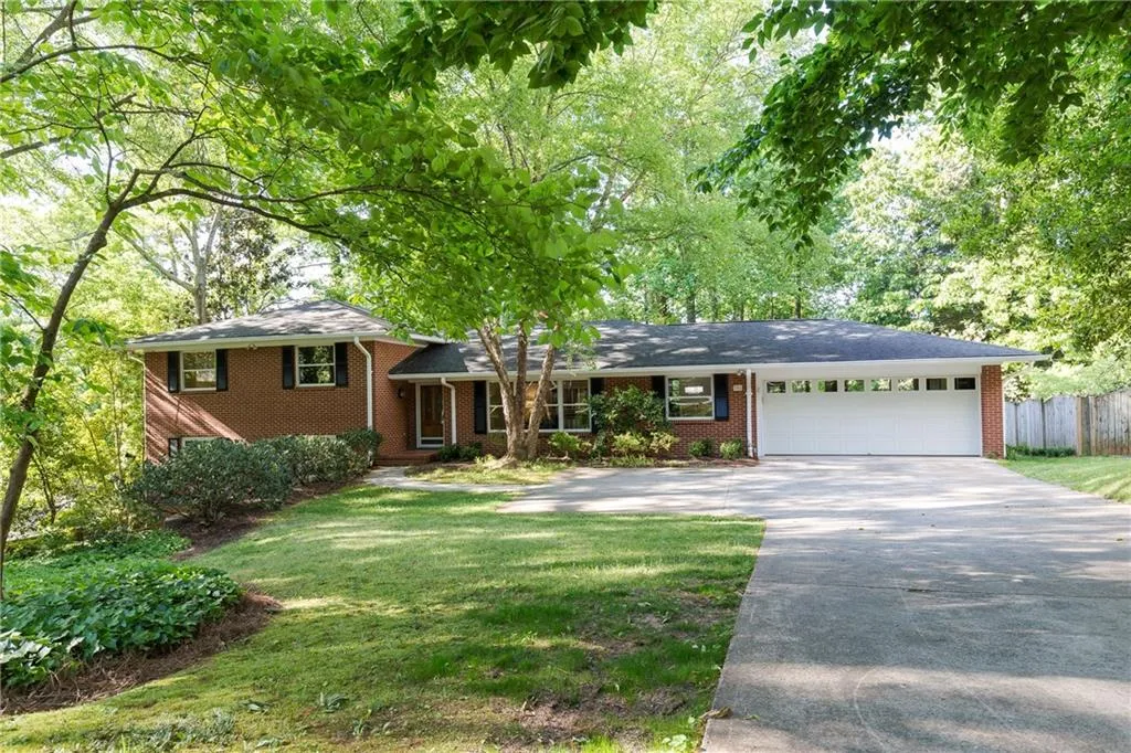 385 Montevallo Drive, Sandy Springs, Georgia 30342, 4 Bedrooms Bedrooms, ,3 BathroomsBathrooms,Residential,Sold,385 Montevallo Drive,6009016