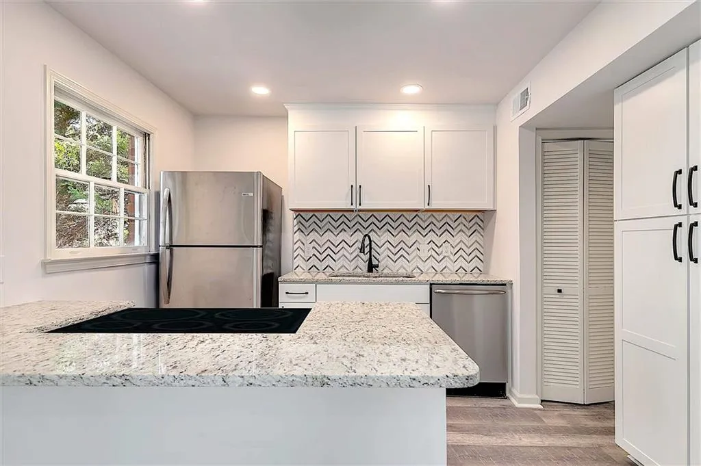 6700 Roswell Road Unit 28h, Sandy Springs, Georgia 30328, 2 Bedrooms Bedrooms, ,2 BathroomsBathrooms,Residential,Sold,6700 Roswell Road Unit 28h,7052768