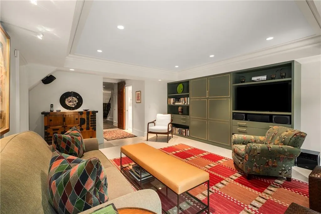 Atlanta, Georgia 30305, 4 Bedrooms Bedrooms, ,3 BathroomsBathrooms,Residential,For Sale,7585097