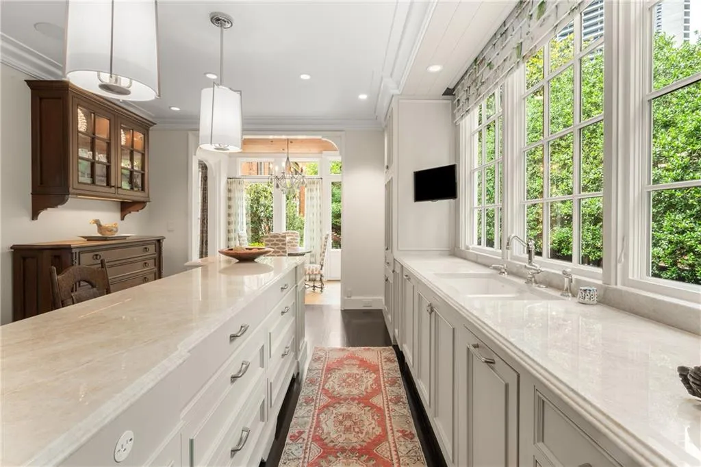 Atlanta, Georgia 30305, 4 Bedrooms Bedrooms, ,3 BathroomsBathrooms,Residential,For Sale,7585097