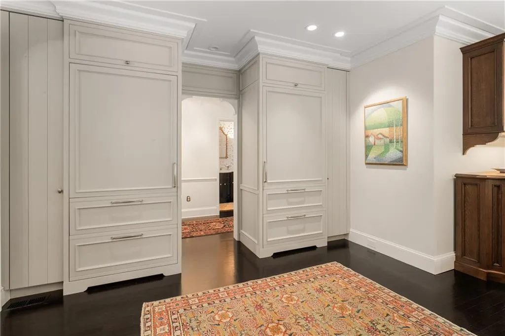 Atlanta, Georgia 30305, 4 Bedrooms Bedrooms, ,3 BathroomsBathrooms,Residential,For Sale,7585097