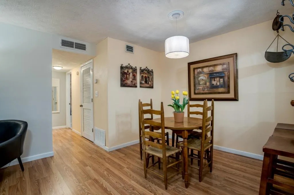 504 River Run Drive, Sandy Springs, Georgia 30350, 2 Bedrooms Bedrooms, ,1 BathroomBathrooms,Residential,Sold,504 River Run Drive,7028033