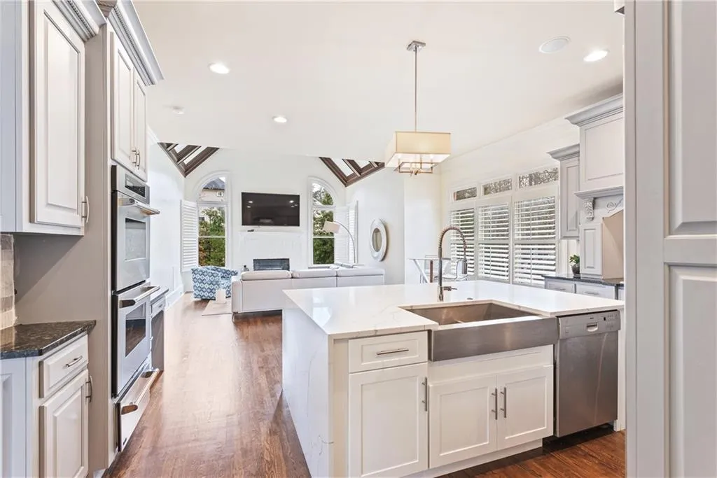 720 Glengate Place, Sandy Springs, Georgia 30328, 6 Bedrooms Bedrooms, ,6 BathroomsBathrooms,Residential,Sold,720 Glengate Place,6820466