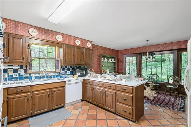 285 Old College Way, Sandy Springs, Georgia 30328, 5 Bedrooms Bedrooms, ,4 BathroomsBathrooms,Residential,Sold,285 Old College Way,7066468