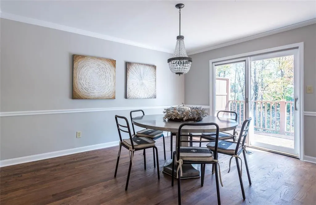 221 The South Chace, Sandy Springs, Georgia 30328, 3 Bedrooms Bedrooms, ,2 BathroomsBathrooms,Residential,Sold,221 The South Chace,5933497