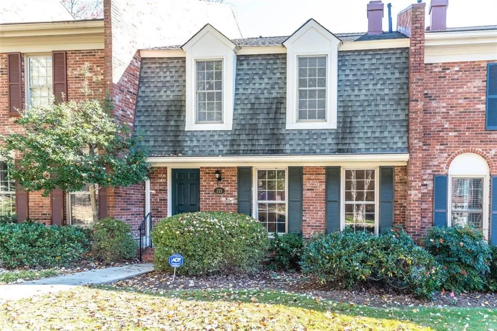 221 The South Chace, Sandy Springs, Georgia 30328, 3 Bedrooms Bedrooms, ,2 BathroomsBathrooms,Residential,Sold,221 The South Chace,5933497