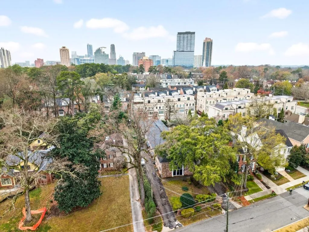 3668 Kingsboro Road Ne Unit 7, Atlanta, Georgia 30319, 2 Bedrooms Bedrooms, 0 ,1 BathroomBathrooms,Residential,For Sale,3668 Kingsboro Road Ne Unit 7,7714912