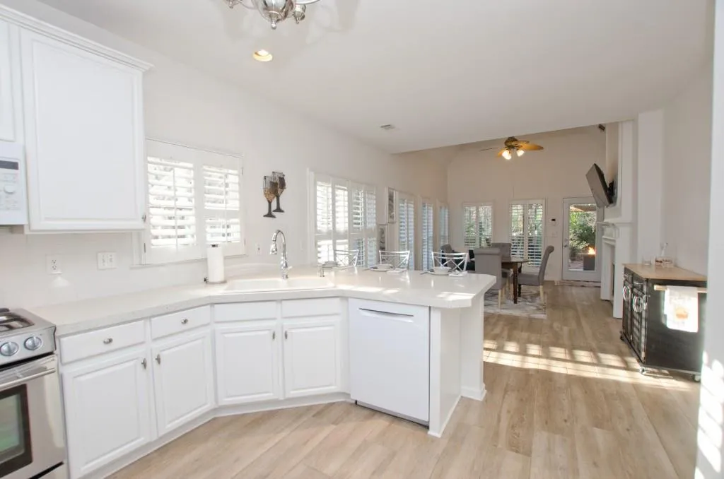 545 Montrose Lane, Sandy Springs, Georgia 30328, 4 Bedrooms Bedrooms, ,2 BathroomsBathrooms,Residential,Sold,545 Montrose Lane,7505396