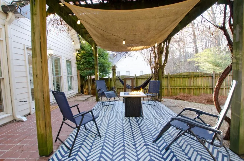 545 Montrose Lane, Sandy Springs, Georgia 30328, 4 Bedrooms Bedrooms, ,2 BathroomsBathrooms,Residential,Sold,545 Montrose Lane,7505396
