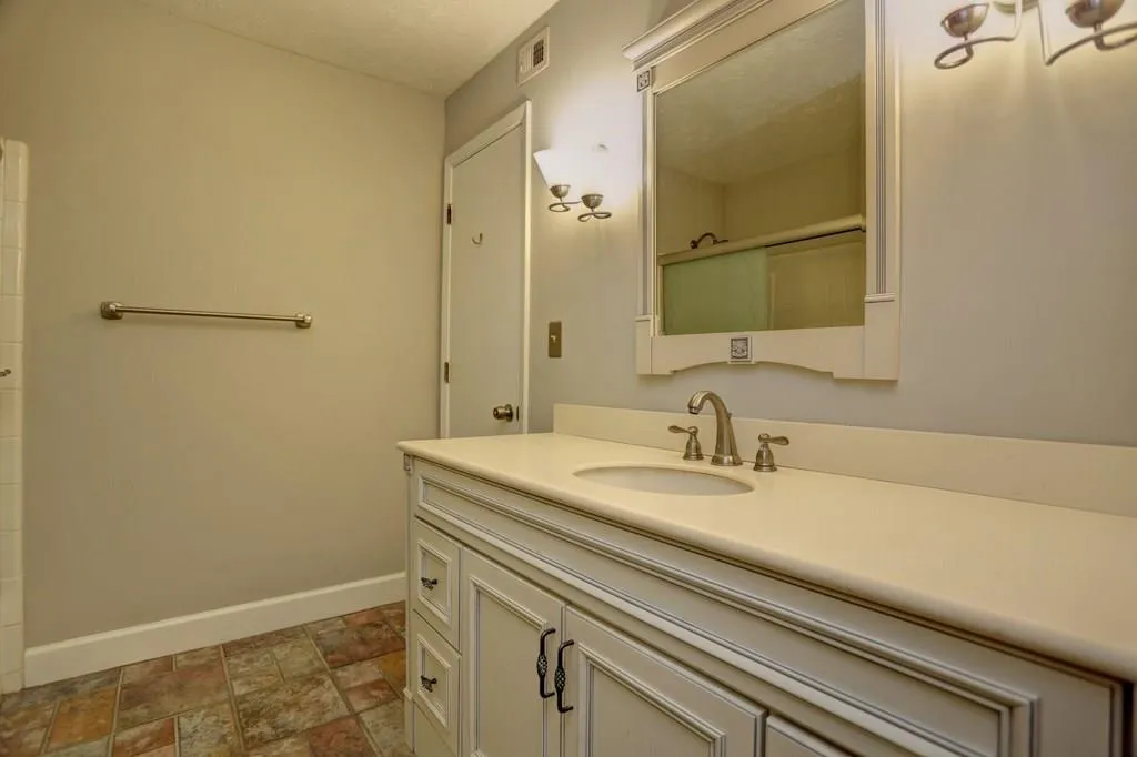 404 Woodcliff Drive Unit 404, Sandy Springs, Georgia 30350, 2 Bedrooms Bedrooms, ,1 BathroomBathrooms,Residential,Sold,404 Woodcliff Drive Unit 404,5724266