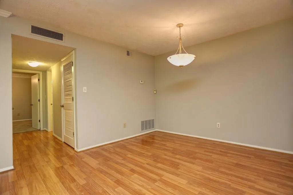 404 Woodcliff Drive Unit 404, Sandy Springs, Georgia 30350, 2 Bedrooms Bedrooms, ,1 BathroomBathrooms,Residential,Sold,404 Woodcliff Drive Unit 404,5724266