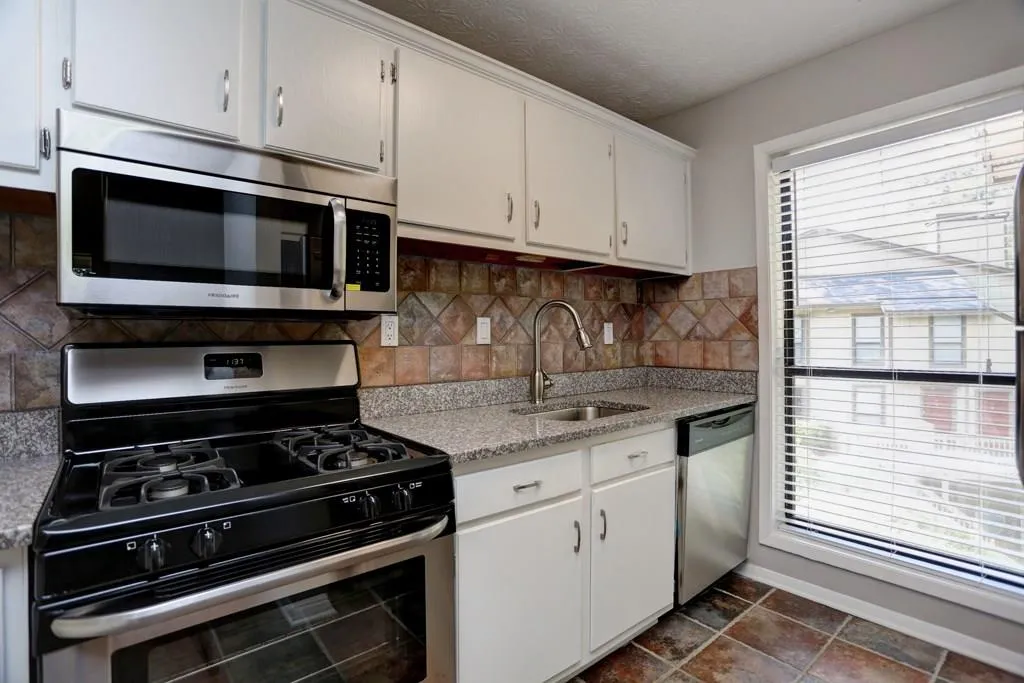 404 Woodcliff Drive Unit 404, Sandy Springs, Georgia 30350, 2 Bedrooms Bedrooms, ,1 BathroomBathrooms,Residential,Sold,404 Woodcliff Drive Unit 404,5724266