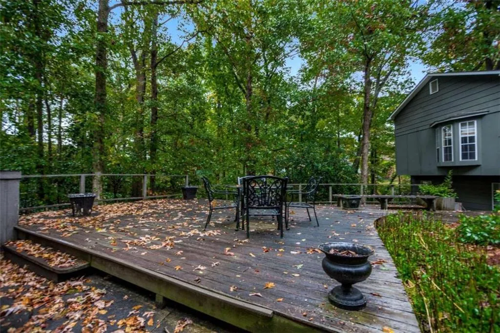 285 Glen Lake, Sandy Springs, Georgia 30327, 4 Bedrooms Bedrooms, ,3 BathroomsBathrooms,Residential,Sold,285 Glen Lake,6964431