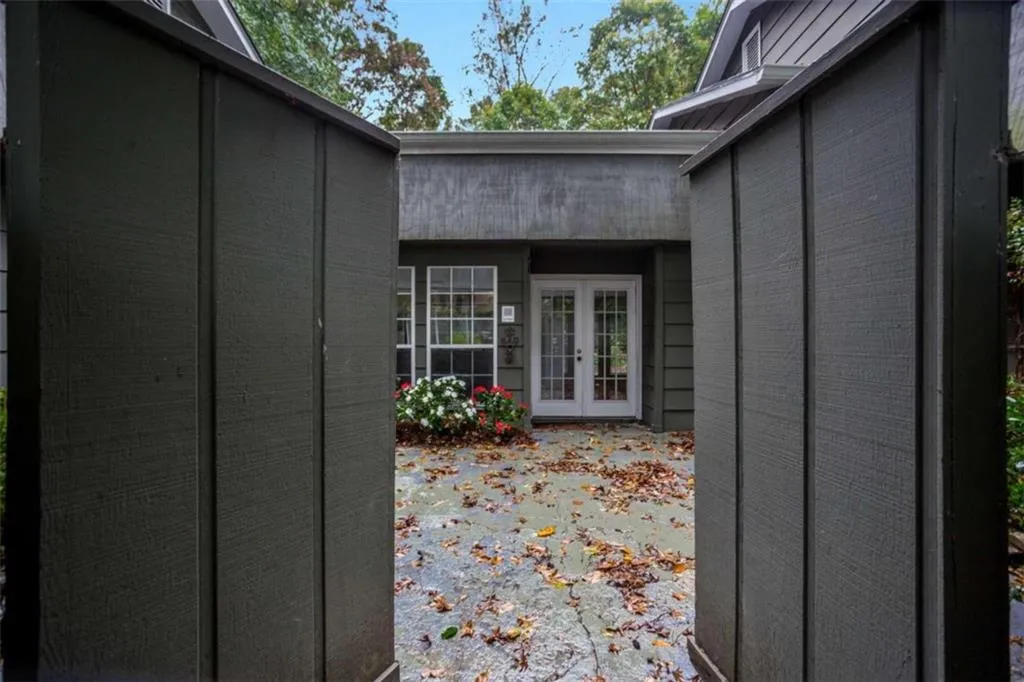 285 Glen Lake, Sandy Springs, Georgia 30327, 4 Bedrooms Bedrooms, ,3 BathroomsBathrooms,Residential,Sold,285 Glen Lake,6964431