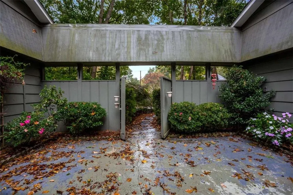 285 Glen Lake, Sandy Springs, Georgia 30327, 4 Bedrooms Bedrooms, ,3 BathroomsBathrooms,Residential,Sold,285 Glen Lake,6964431