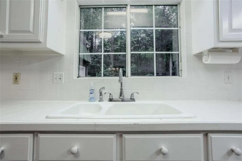 285 Glen Lake, Sandy Springs, Georgia 30327, 4 Bedrooms Bedrooms, ,3 BathroomsBathrooms,Residential,Sold,285 Glen Lake,6964431