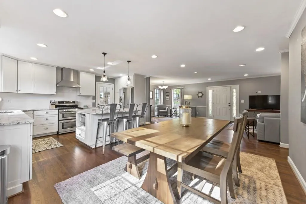 295 Green Hill Road, Atlanta, Georgia 30342, 3 Bedrooms Bedrooms, ,2 BathroomsBathrooms,Residential,Sold,295 Green Hill Road,6815009